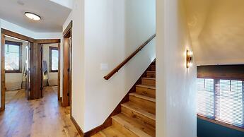 Woodwinds 1265 Luxury Townhouse, Private Hot Tub, 2 Car Garage by RedA