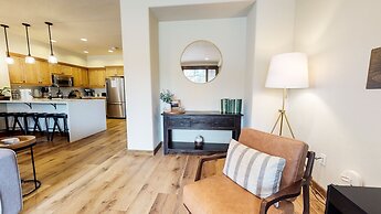 Woodwinds 1265 Luxury Townhouse, Private Hot Tub, 2 Car Garage by RedA