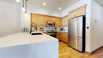 Woodwinds 1265 Luxury Townhouse, Private Hot Tub, 2 Car Garage by RedA