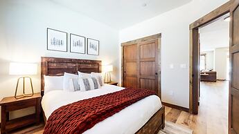 Woodwinds 1265 Luxury Townhouse, Private Hot Tub, 2 Car Garage by RedA