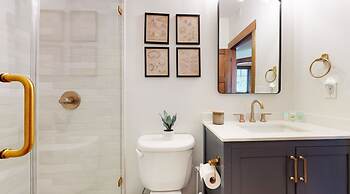 Woodwinds 1265 Luxury Townhouse, Private Hot Tub, 2 Car Garage by RedA