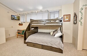 St. Anton Courtyard View 2-bedroom Condos w/ two Oversized Jacuzzi Spa