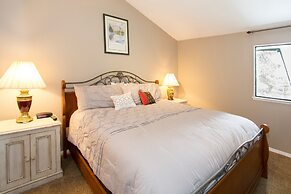 St. Anton Courtyard View 2-bedroom Condos w/ two Oversized Jacuzzi Spa