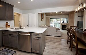 St. Anton Courtyard View 2-bedroom Condos w/ two Oversized Jacuzzi Spa