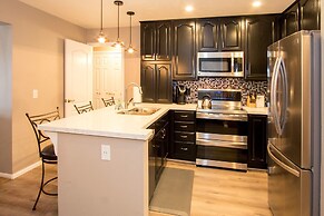 St. Anton Courtyard View 2-bedroom Condos w/ two Oversized Jacuzzi Spa