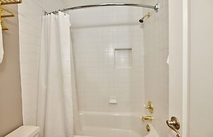 St. Anton Courtyard View 2-bedroom Condos w/ two Oversized Jacuzzi Spa