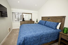 St. Anton Courtyard View 2-bedroom Condos w/ two Oversized Jacuzzi Spa