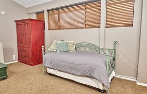 St. Anton Courtyard View 2-bedroom Condos w/ two Oversized Jacuzzi Spa