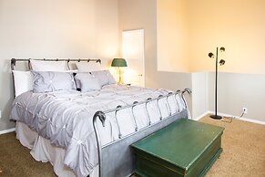 St. Anton Courtyard View 2-bedroom Condos w/ two Oversized Jacuzzi Spa