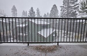 St. Anton Courtyard View 2-bedroom Condos w/ two Oversized Jacuzzi Spa