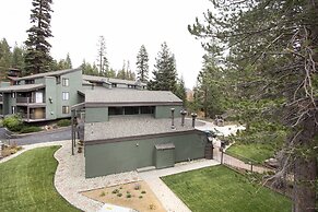 St. Anton Courtyard View 2-bedroom Condos w/ two Oversized Jacuzzi Spa