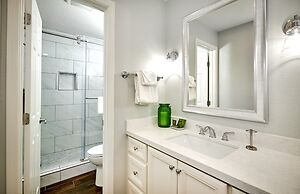 St. Anton Courtyard View 2-bedroom Condos w/ two Oversized Jacuzzi Spa