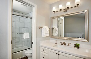 St. Anton Courtyard View 2-bedroom Condos w/ two Oversized Jacuzzi Spa