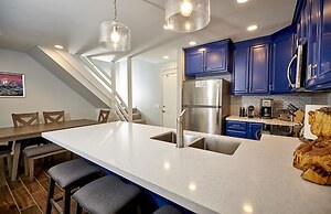 St. Anton Courtyard View 2-bedroom Condos w/ two Oversized Jacuzzi Spa