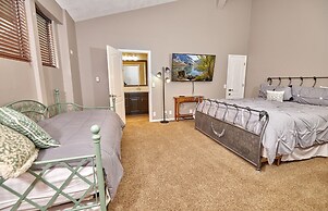 St. Anton Courtyard View 2-bedroom Condos w/ two Oversized Jacuzzi Spa