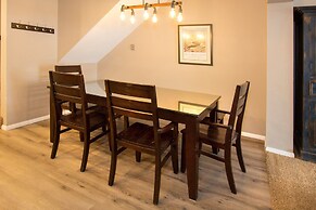 St. Anton Courtyard View 2-bedroom Condos w/ two Oversized Jacuzzi Spa