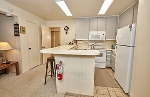 St. Anton Courtyard View 2-bedroom Condos w/ two Oversized Jacuzzi Spa