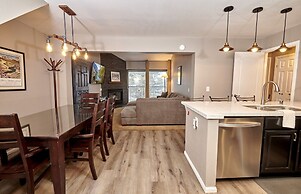 St. Anton Courtyard View 2-bedroom Condos w/ two Oversized Jacuzzi Spa