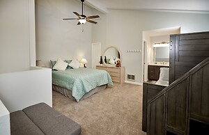 St. Anton Courtyard View 2-bedroom Condos w/ two Oversized Jacuzzi Spa