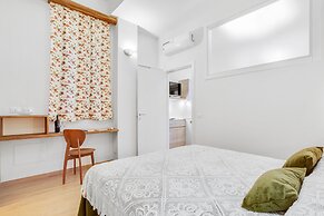 MADAME BARI' Apt a step from the sea