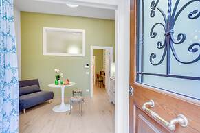 MADAME BARI' Apt a step from the sea