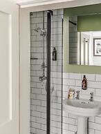 Impeccable 4-bed Apartment in Bath