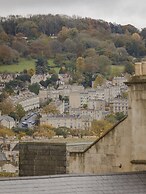 Impeccable 4-bed Apartment in Bath