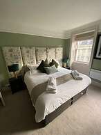 Impeccable 4-bed Apartment in Bath