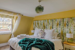 Impeccable 4-bed Apartment in Bath