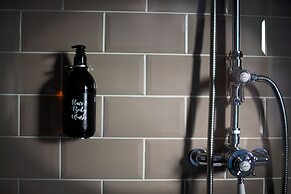 Impeccable 4-bed Apartment in Bath