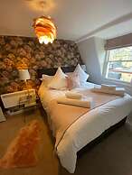 Impeccable 4-bed Apartment in Bath