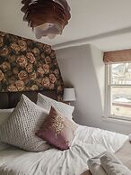 Impeccable 4-bed Apartment in Bath