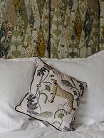 Impeccable 4-bed Apartment in Bath