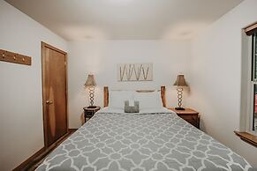 61mbr - Hot Tub - Wi-fi - Pets Ok - Sleeps 6 3 Bedroom Home by Redawni