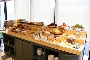 The Quart Ruamrudee by UHG