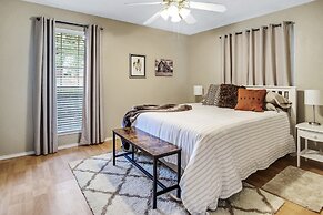 Cozy 3br Kid & Dog Friendly Home In Central Location! 3 Bedroom Home b