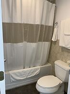 Harbourview Inn & Suites