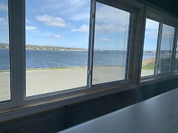 Harbourview Inn & Suites