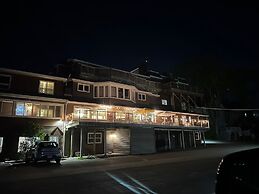 Harbourview Inn & Suites