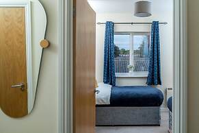 Cozy 2 bed Room Flat, Walking Distance From Excel