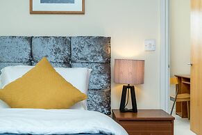 Cozy 2 bed Room Flat, Walking Distance From Excel