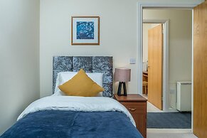 Cozy 2 bed Room Flat, Walking Distance From Excel