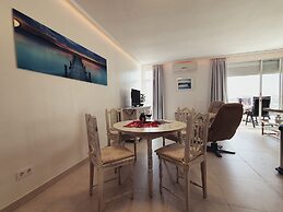 Elegant and Spacious Apartment With Sea Vieuw
