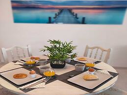 Elegant and Spacious Apartment With Sea Vieuw