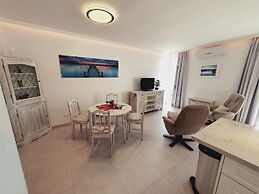 Elegant and Spacious Apartment With Sea Vieuw