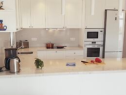 Elegant and Spacious Apartment With Sea Vieuw