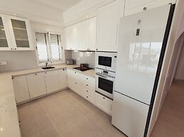 Elegant and Spacious Apartment With Sea Vieuw