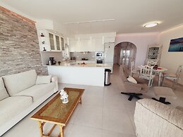 Elegant and Spacious Apartment With Sea Vieuw