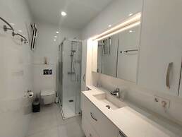 Elegant and Spacious Apartment With Sea Vieuw