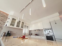 Elegant and Spacious Apartment With Sea Vieuw